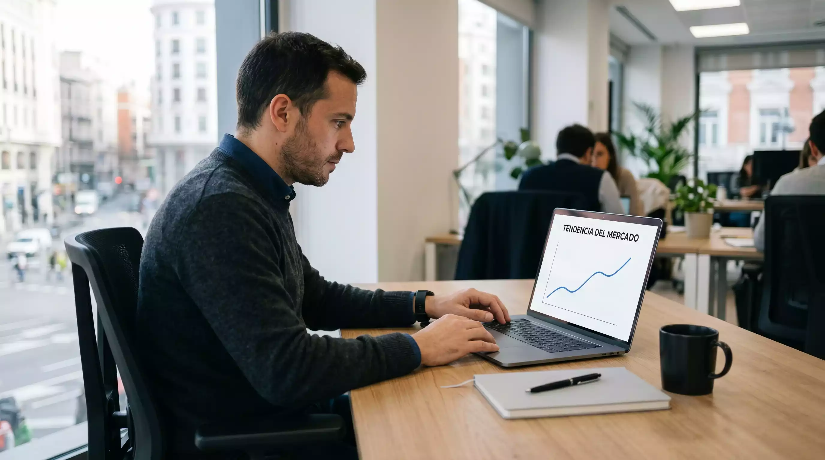 Analista revisando datos del mercado de apuestas deportivas en España sobre un portátil